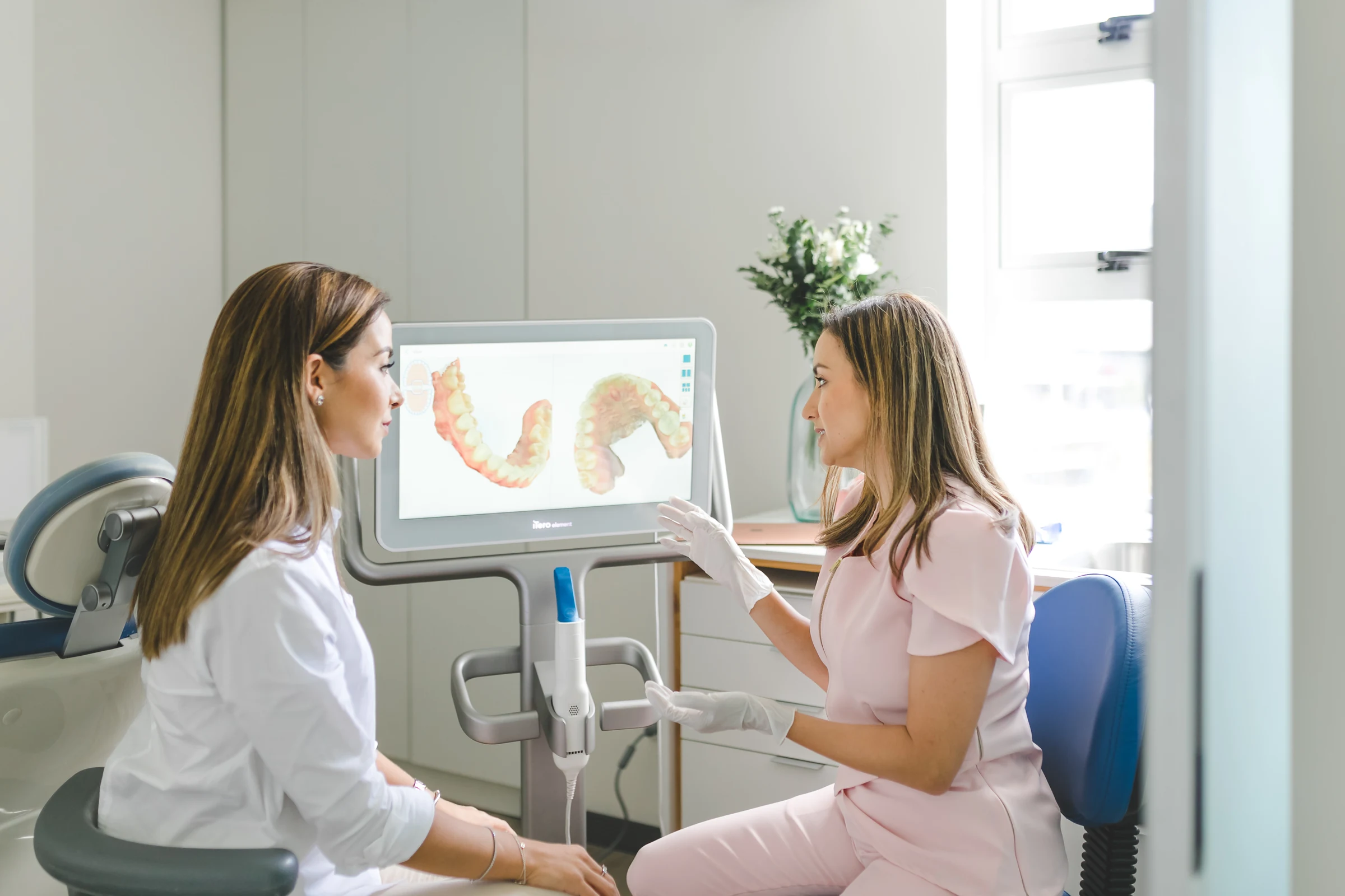 La Dra. Mari Rivera revisa el plan ClinCheck® en el iTero con una paciente